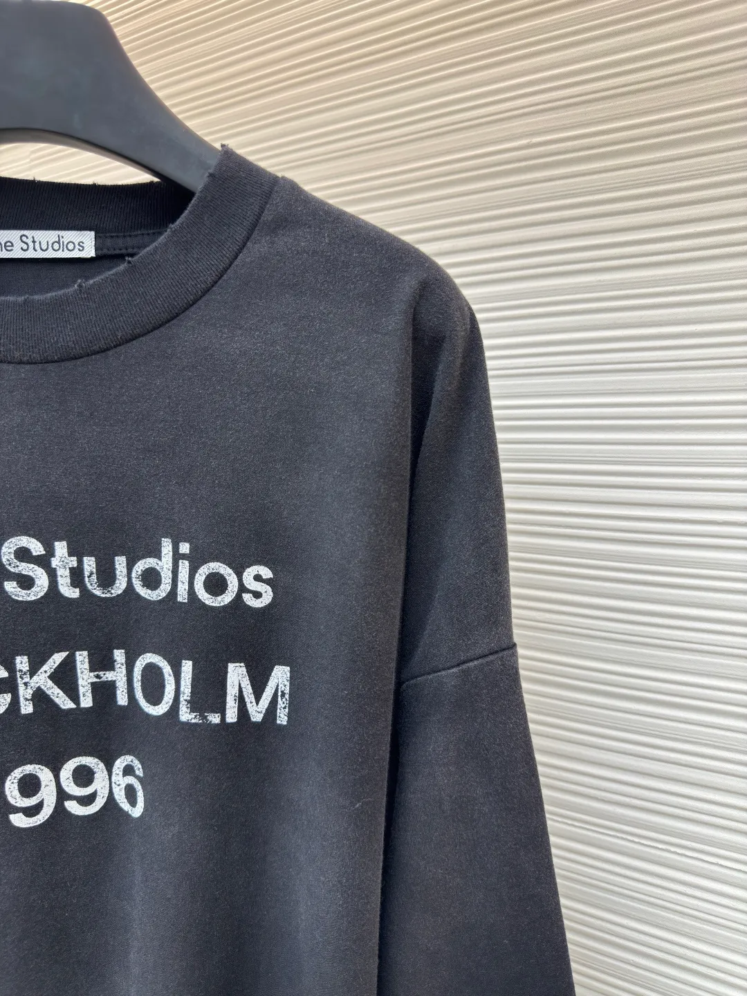Acne Studios 1966 mud-dyed washed and distressed long sleeves ●Authentic product: purchased and developed by 2224 ●Item number: 1680630-A15 ●Fabric: super soft cotton fabric ●Technology: washed and distressed ●Version: loose fit ●Weight: about 425 grams ●Size: S-M-L-XL ●Description: Made of ultra-soft pure cotton fabric, garment-dyed, washed and distressed, the chest part has a dirty feel, and the lower part shows a gradient effect. The neckline is slightly frayed to better fit the overall tone. The overall line is straight and delicate, the fabric is comfortable and soft, and the color is consistent without color difference. It can be matched with the same style to create a fashionable look and control various occasions. Customized accessories, complete with three standards, the same style for men and women!
